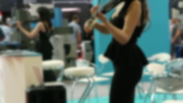 Két hegedűs játszik egy nagy teremben mesterséges világítással. — Stock videók