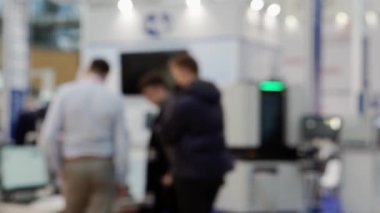 Alışveriş merkezinde tanınmayan insanlar..