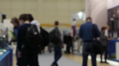 Tanımlanamayan kişilerin odaklanmamış videosu.