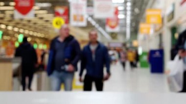 Tanımlanamayan kişilerle bulanık arkaplan.