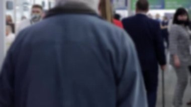 Alışveriş merkezindeki insanların bulanık videosu.