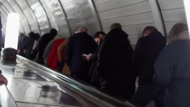 Emberek a metrón a mozgólépcsőn.. — Stock videók