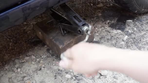 Підкидання автомобіля для ремонту коліс — стокове відео