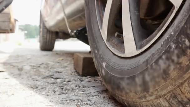 Jacking up la voiture pour la réparation des roues — Video