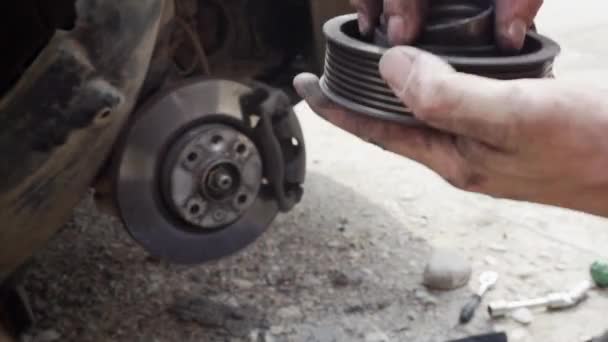 Проверка неисправности детали при ремонте автомобиля — стоковое видео
