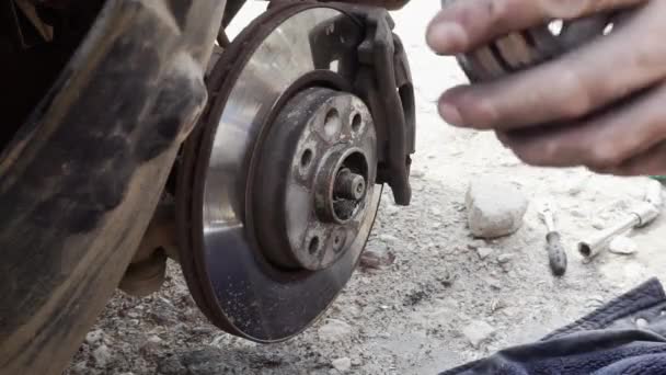 Inspectie van een defect onderdeel bij het repareren van een auto — Stockvideo