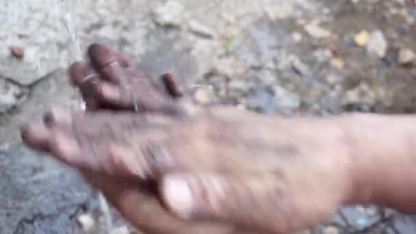 Πλύσιμο βρώμικα χέρια μετά από αυτόματη εργασία — Αρχείο Βίντεο