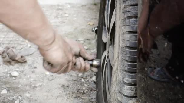 Araba tamiri: araba tekerleği kurulumu, cıvata sıkma. — Stok video