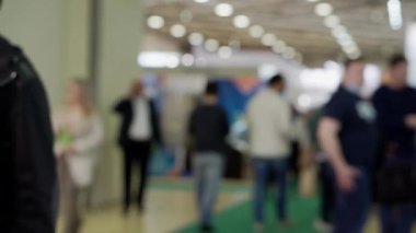 İnsanların siluetleri ile bulanık görüntü.