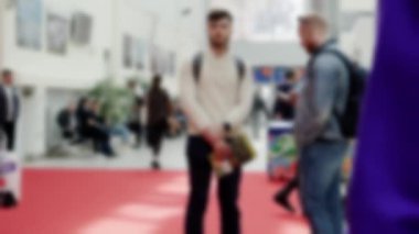 Alışveriş merkezinde tanınmayan insanlar..