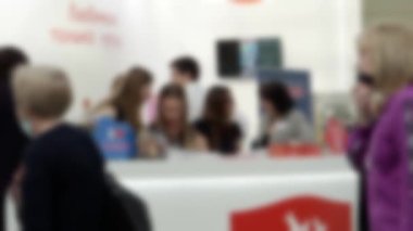 Alışveriş merkezinde tanınmayan insanlar..