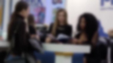 İsimsiz kişilere odaklı olmayan video.