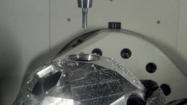 Bir makinede metal parçaları üretimi.