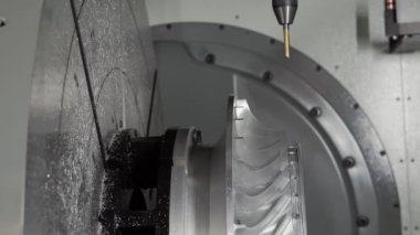 Bir makinede metal parçaları üretimi.