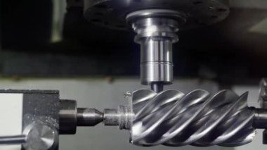 Bir makinede metal parçaların işlenmesi.