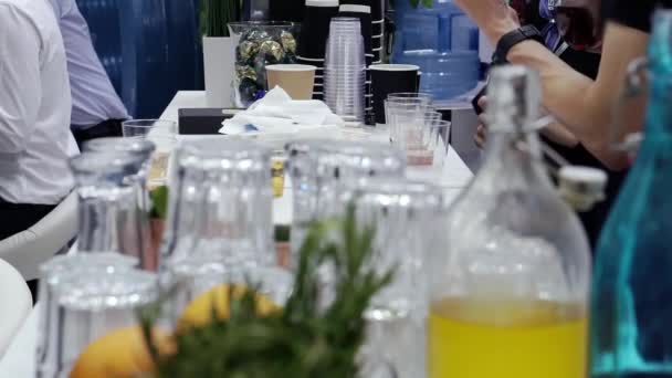 Working moment of the bartender in the bar. — Stock Video