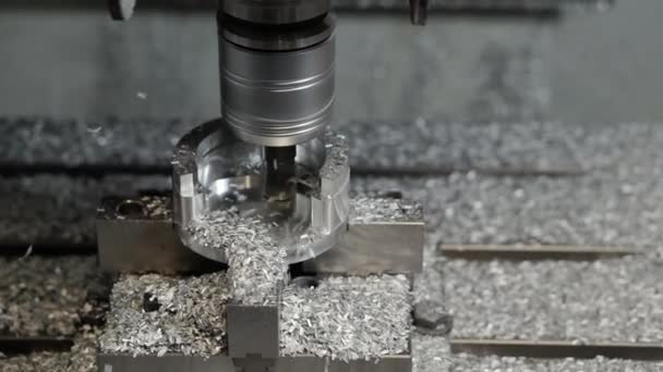 Il lavoro di una macchina per la lavorazione dei metalli CNC. — Video Stock