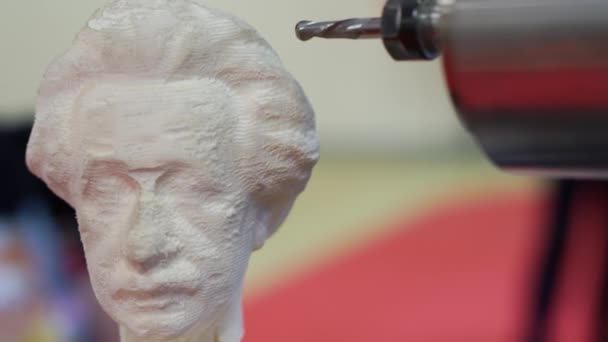 Una imitación de la creación de un busto de Albert Einstein. — Vídeo de stock