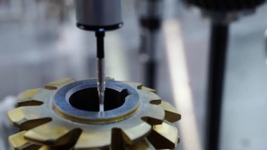 Koordinat Ölçüm Makinesi karmaşık parçaları ölçer.