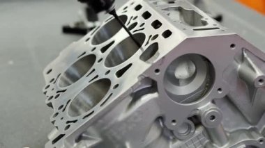 Bir koordinat ölçüm makinesi ile piston silindirlerinin ölçümü.