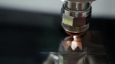 Metalden plazma lazer kesimi.