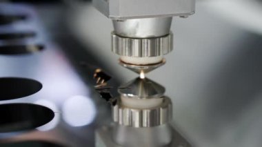 Üretimde metal plazma kesimi.