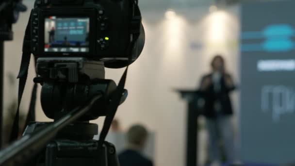 Filming of the speakers speech at the presentation of a new product. — Stock Video