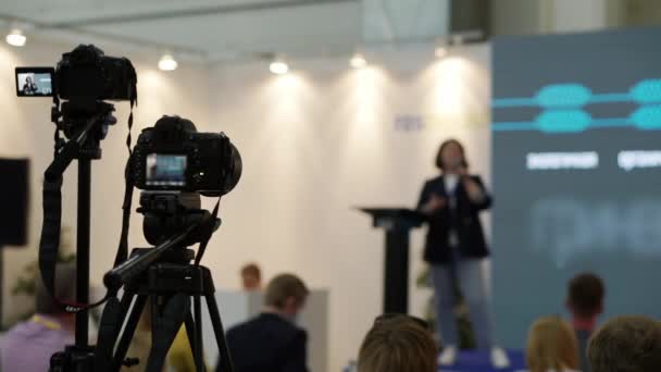 Filming of the speakers speech at the presentation of a new product. — Stock Video