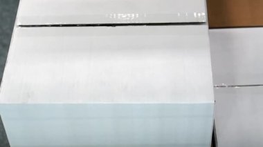 Karton kutular mekanik bir elle kaldırılır..