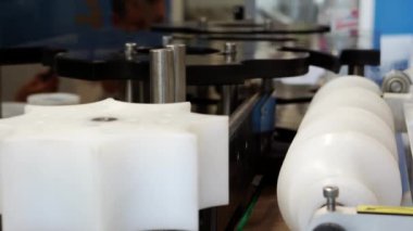 Otomatik üretim makinesi olan teknolojik arkaplan.