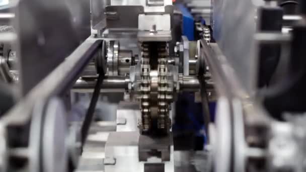 Technologischer Hintergrund mit automatischer Produktionsmaschine. — Stockvideo