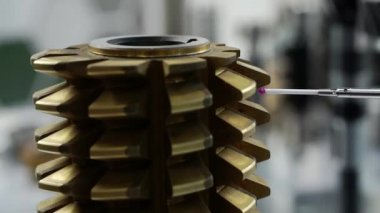 Koordinat Ölçüm Makinesi karmaşık parçaları ölçer.