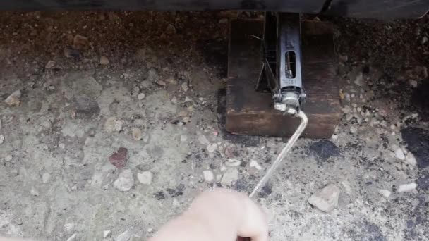 Jacking l'auto per la riparazione della ruota — Video Stock