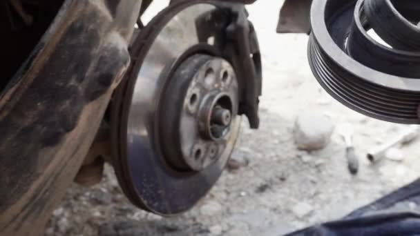 Inspección de una pieza defectuosa al reparar un coche — Vídeos de Stock