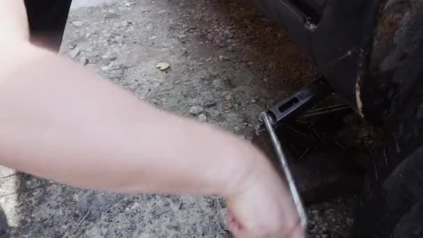 Aufbocken des Autos zur Reparatur der Räder — Stockvideo