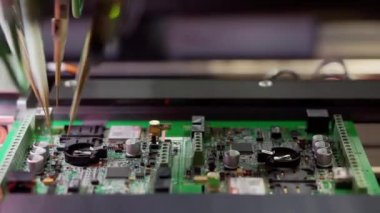 Elektrik bileşenleri ve mikro devrelerin üretimi.