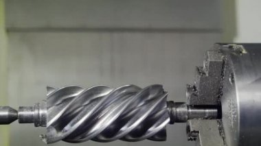 Bir makinede metal parçaların işlenmesi.