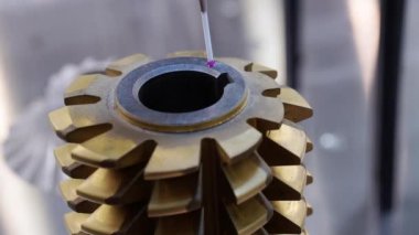 Koordinat Ölçüm Makinesi karmaşık parçaları ölçer.