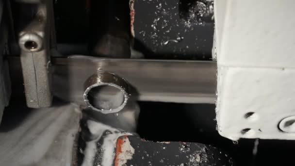 El trabajo de una sierra de cinta de contorno en producción. — Vídeo de stock