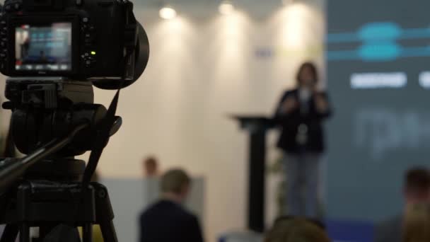 Filmning av talarnas tal vid presentationen av en ny produkt. — Stockvideo
