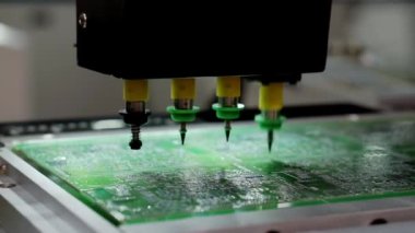 Elektrik bileşenleri ve mikro devrelerin üretimi.