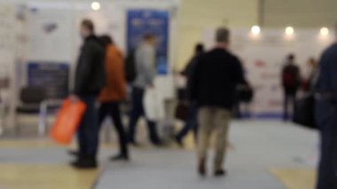 Tanımlanamayan kişilerin odaklanmamış videosu.