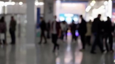 Tanımlanamayan siluetlerin bulanık görüntüsü.