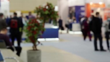 Gazeteciler bir iş adamıyla röportaj yapıyor..