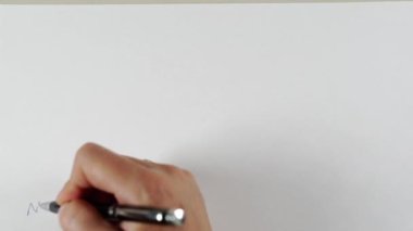 El bir kağıt parçasına bitcoin logosu çizer