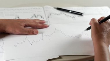 El, muhtemel yönü olan bir kağıt parçasına bitcoin çizer