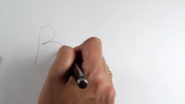 Bir el, bitcoin logosunu olası hareket yönü olan bir kağıt parçasına çizer.