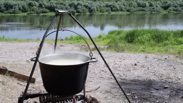 Cozido no fundo da natureza em um fogo em um caldeirão de água fervente — Vídeo de Stock