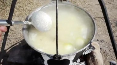Bir turist, yürüyüş sırasında kulağına bir melon şapkalı kaşıkla müdahale eder.