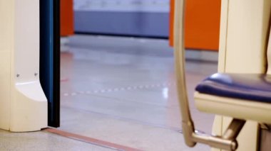 Elektrikli tren kapıları kapanıyor.